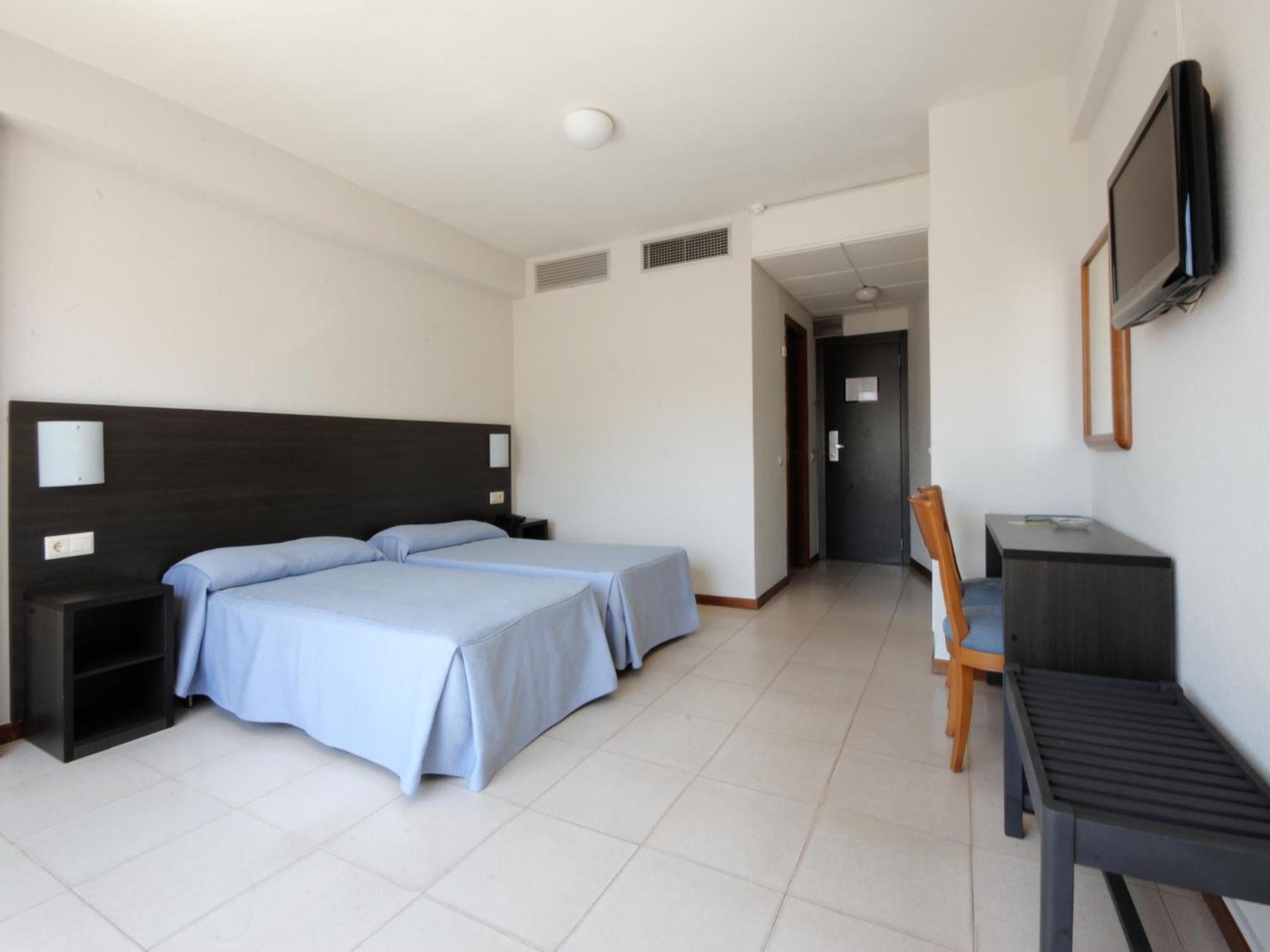 Habitación Cuádruple Estándar (3 adultos + 1 niño)