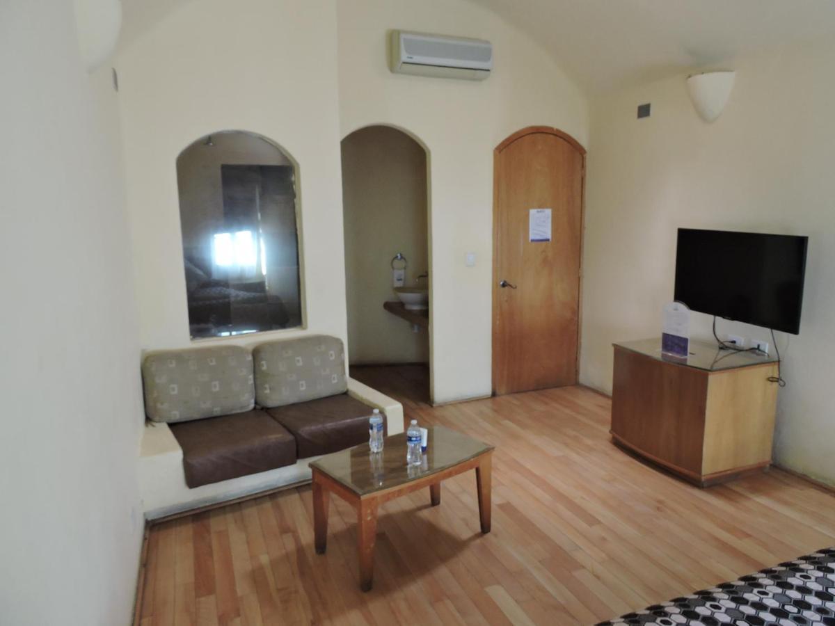 Habitación con cama extragrande.