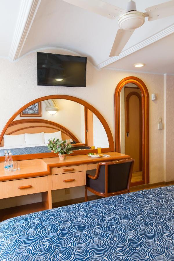 Habitación con cama extragrande.