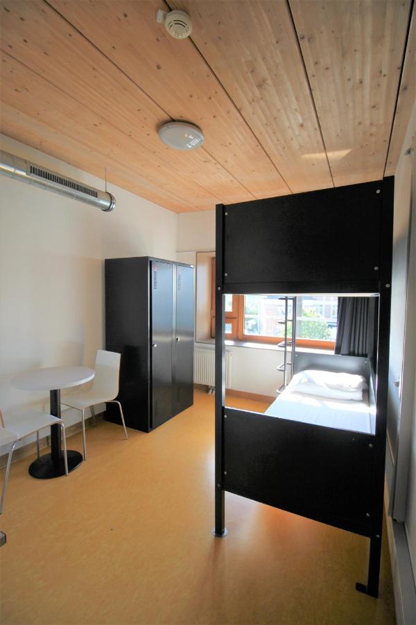 Habitación con 2 literas y ducha privada. Baños compartidos.