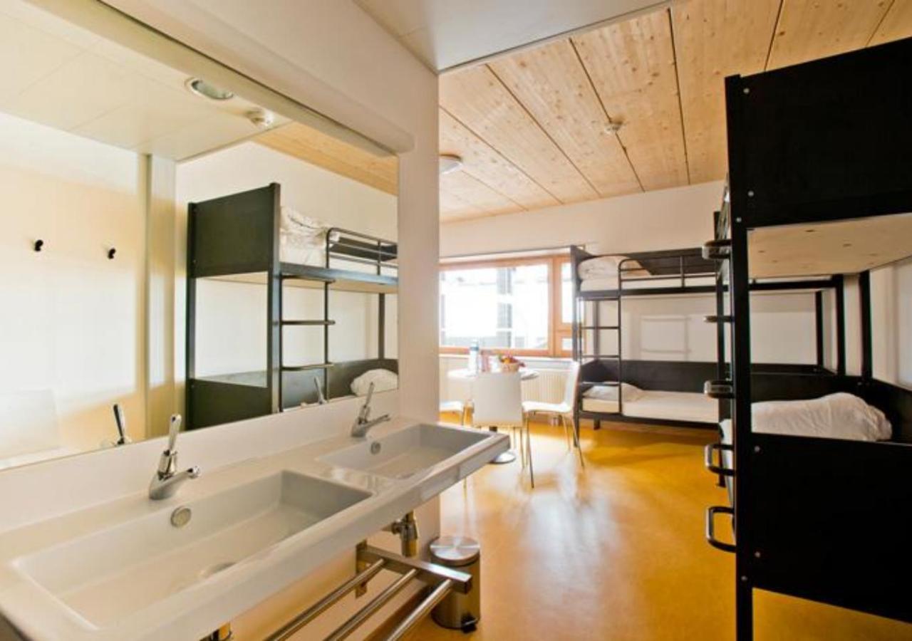 Habitación para 6 personas con ducha privada. Baños compartidos.