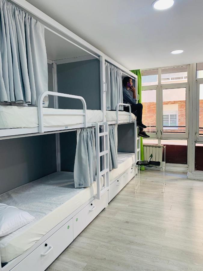 Cama individual en dormitorio mixto compartido de 12 camas