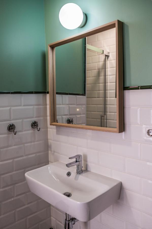 Habitación con cama grande y balcón