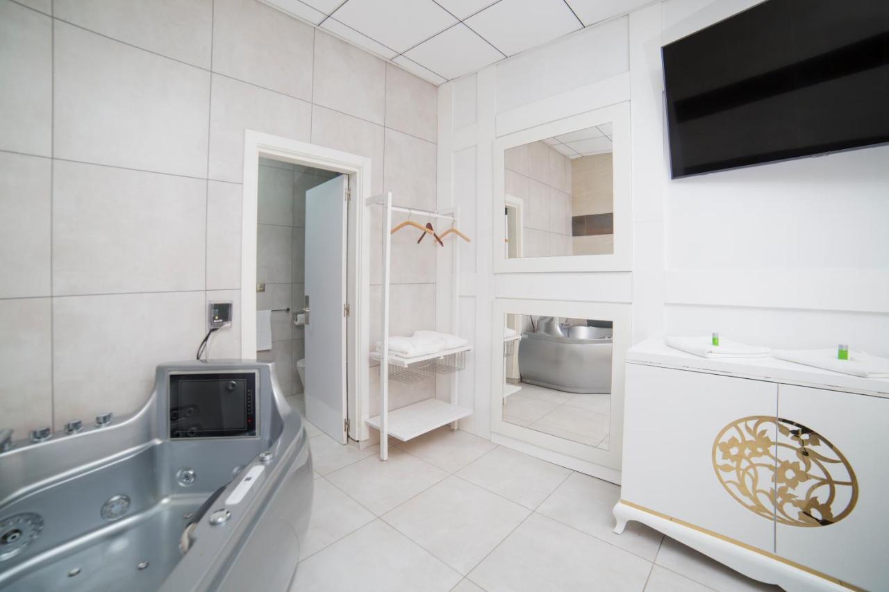 Queen Suite Spa Bath