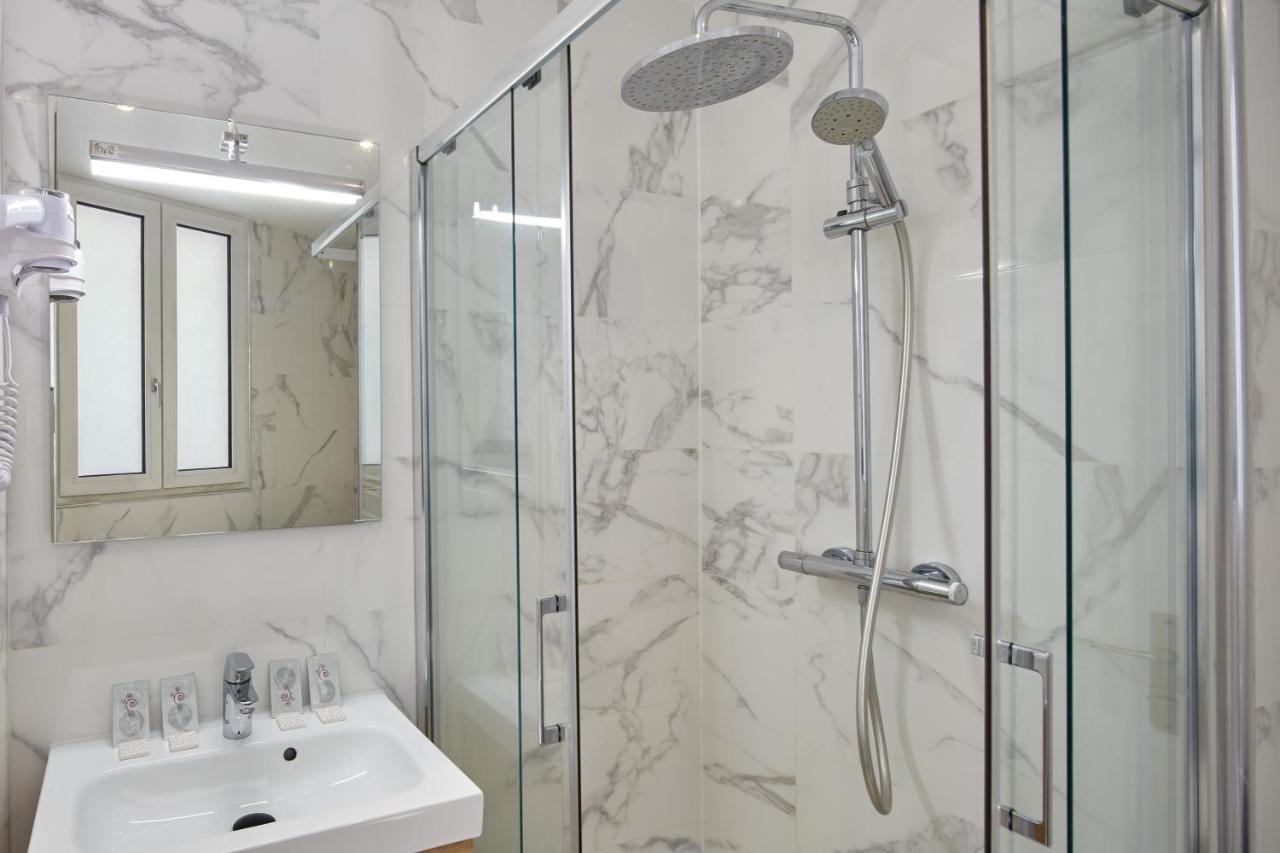 standard double Room Shower or bath,397282749:JPEG