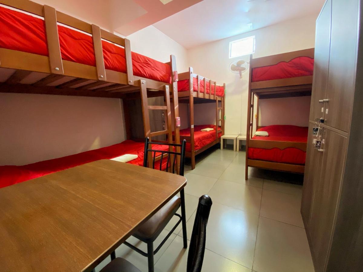 Cama en habitación compartida femenina de 6 camas