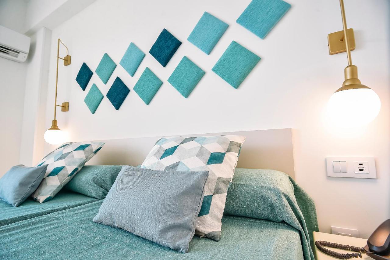 Habitación Doble con vistas a la piscina (2 adultos + 1 niño)