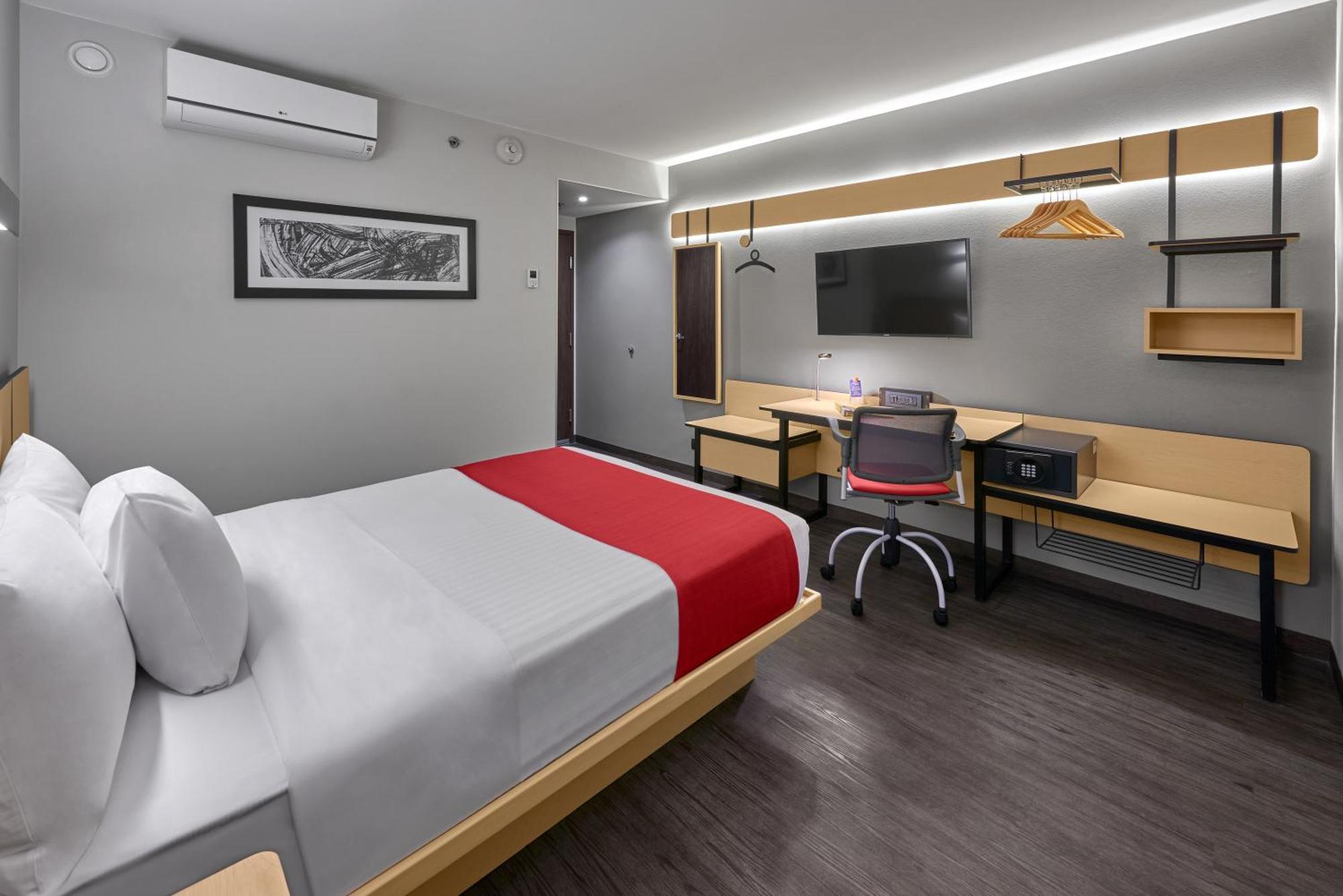 Habitación con cama grande