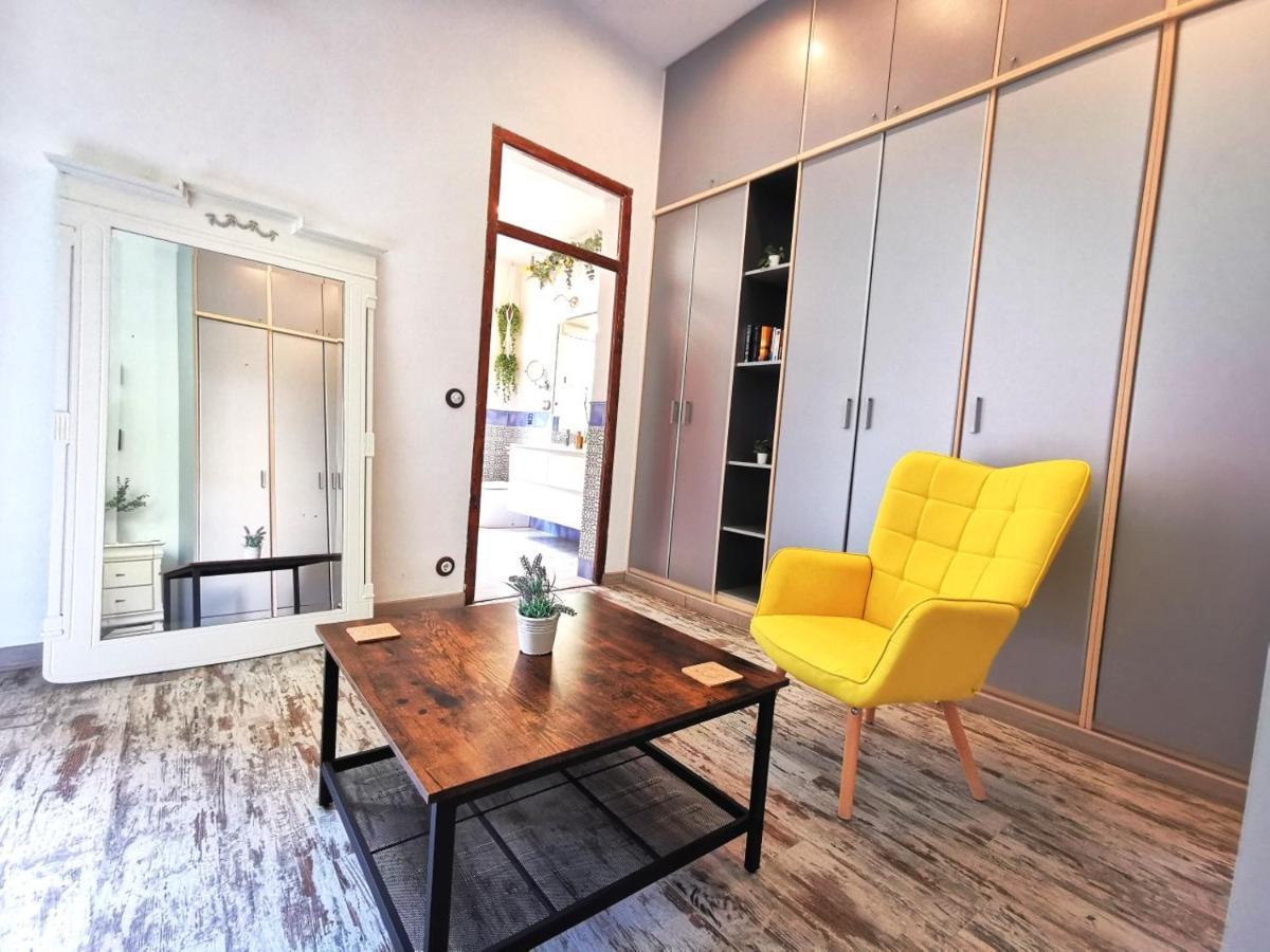 Habitación con cama extragrande y balcón