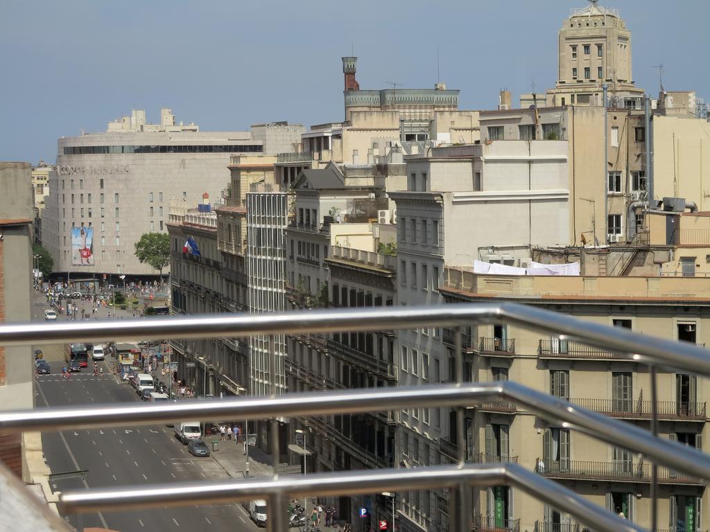 Suite con bañera de hidromasaje y vistas a la ciudad