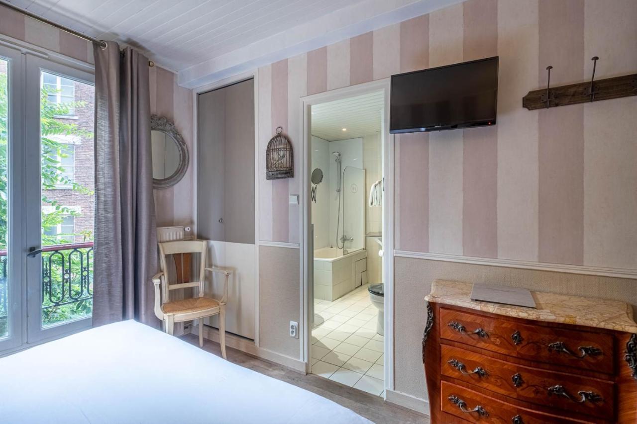 Habitación con cama grande y vistas al jardín