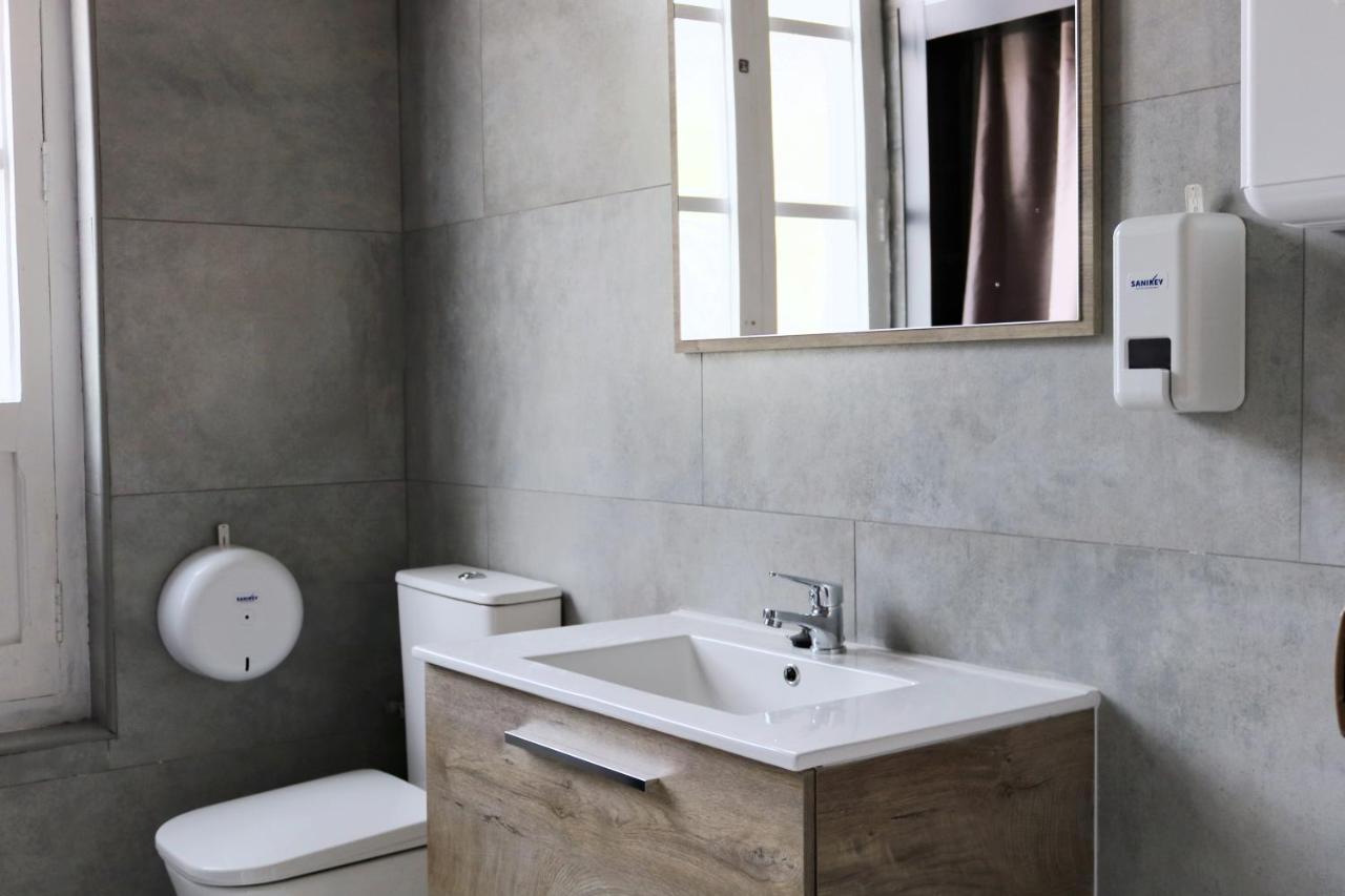 Cama en habitación femenina compartida de 4 camas
