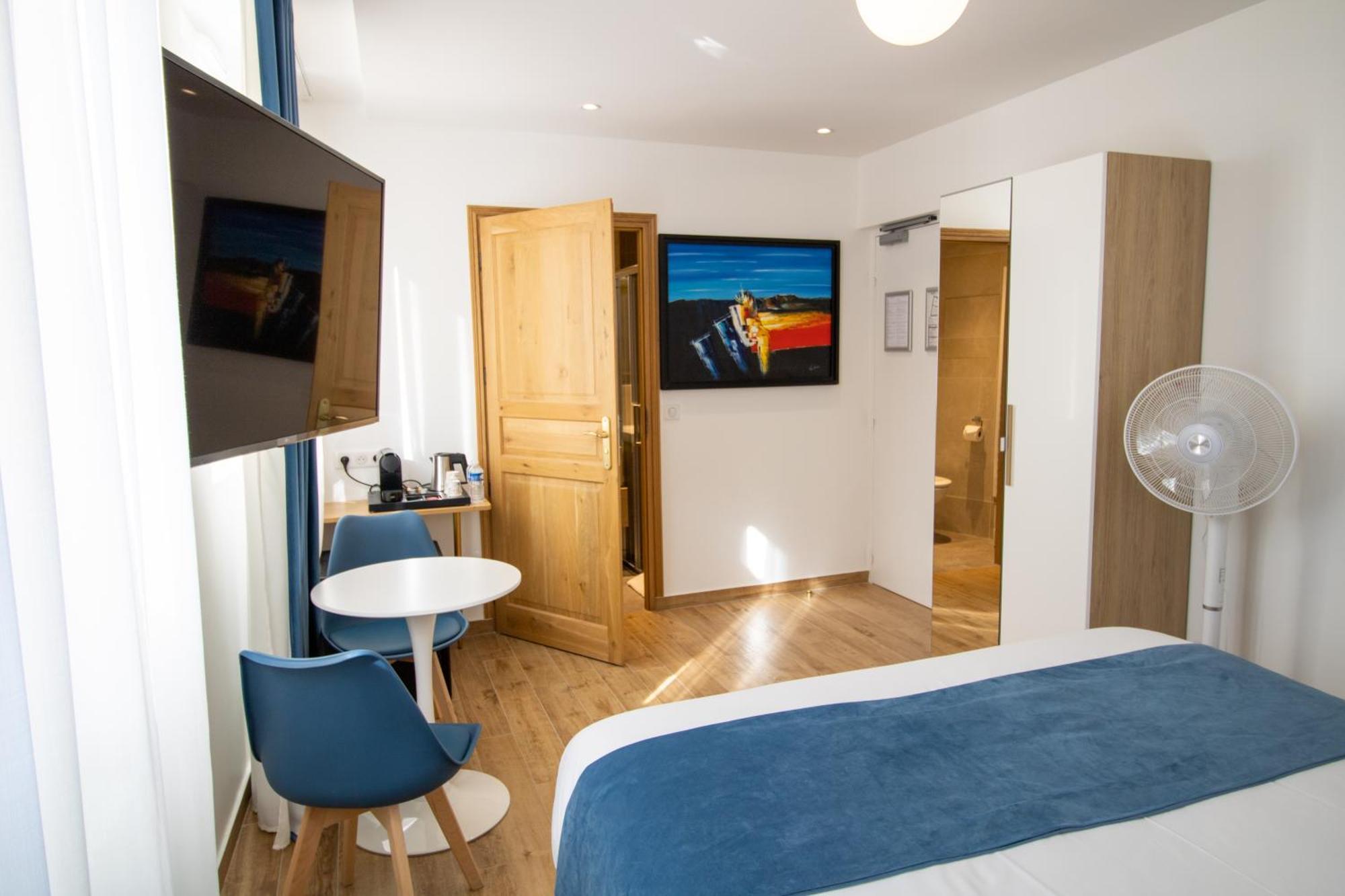 Habitación con cama grande