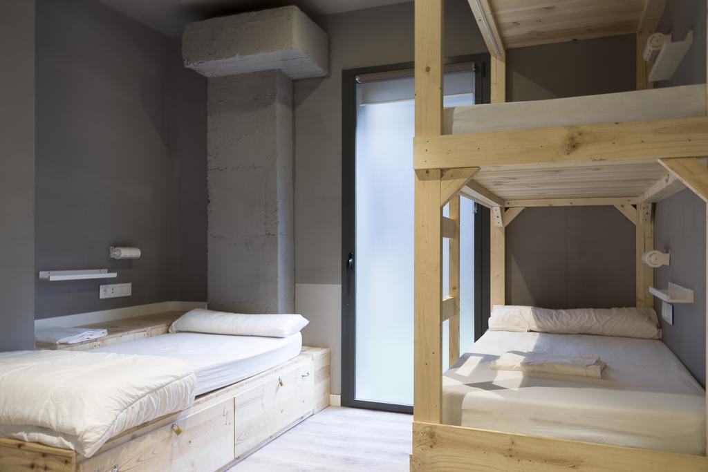 Habitación Triple Privada con 3 camas individuales y baño privado