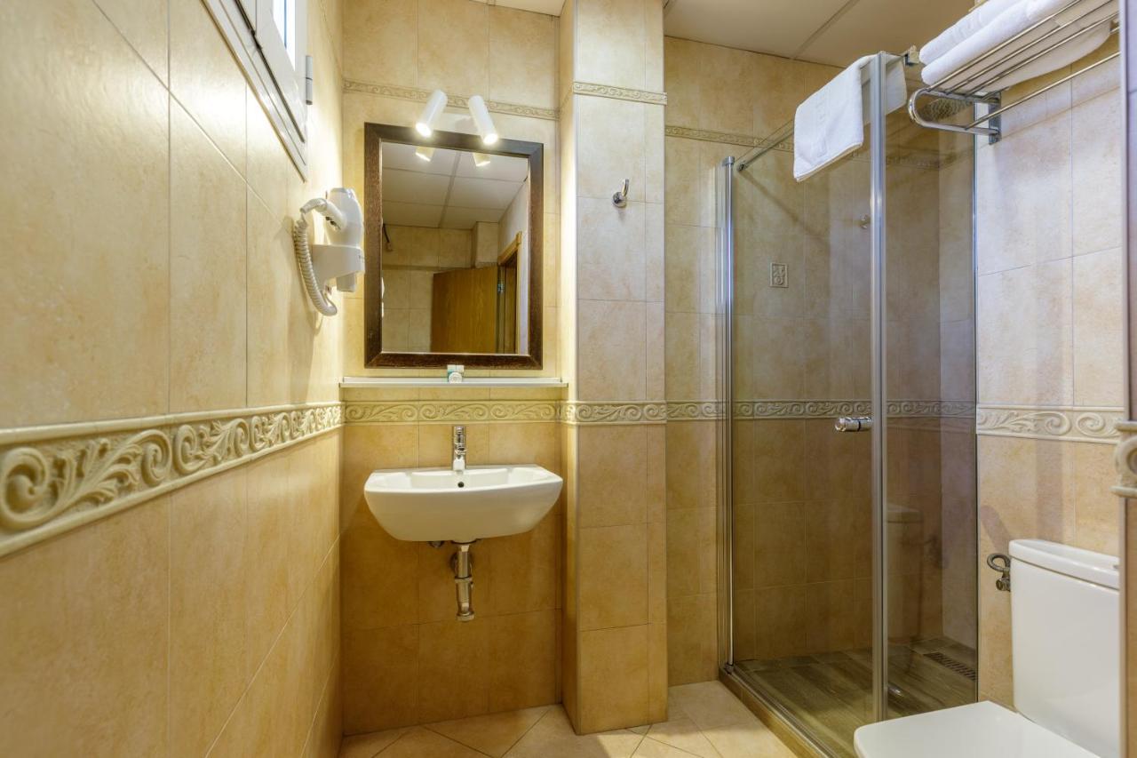 Habitación con cama extragrande.