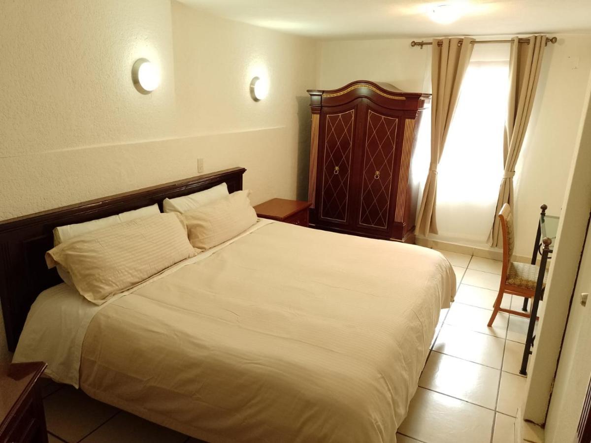 Habitación con cama extragrande.