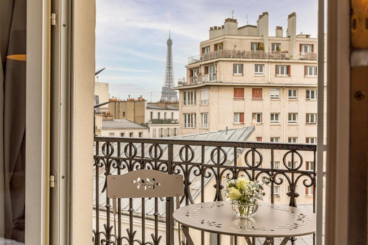 Triple Room Eiffel Tower View
