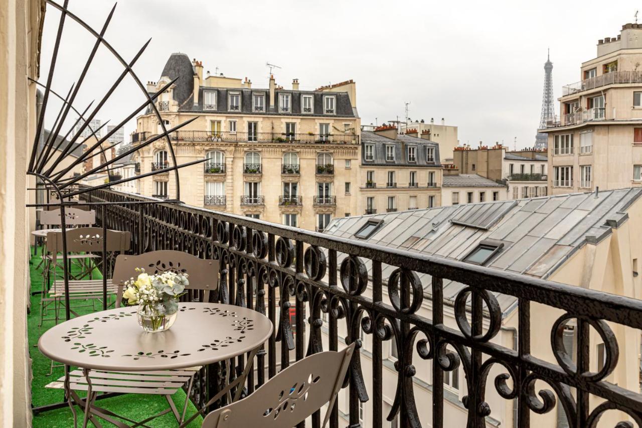 Triple Room Eiffel Tower View