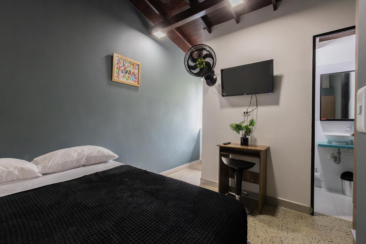 Habitación con cama grande