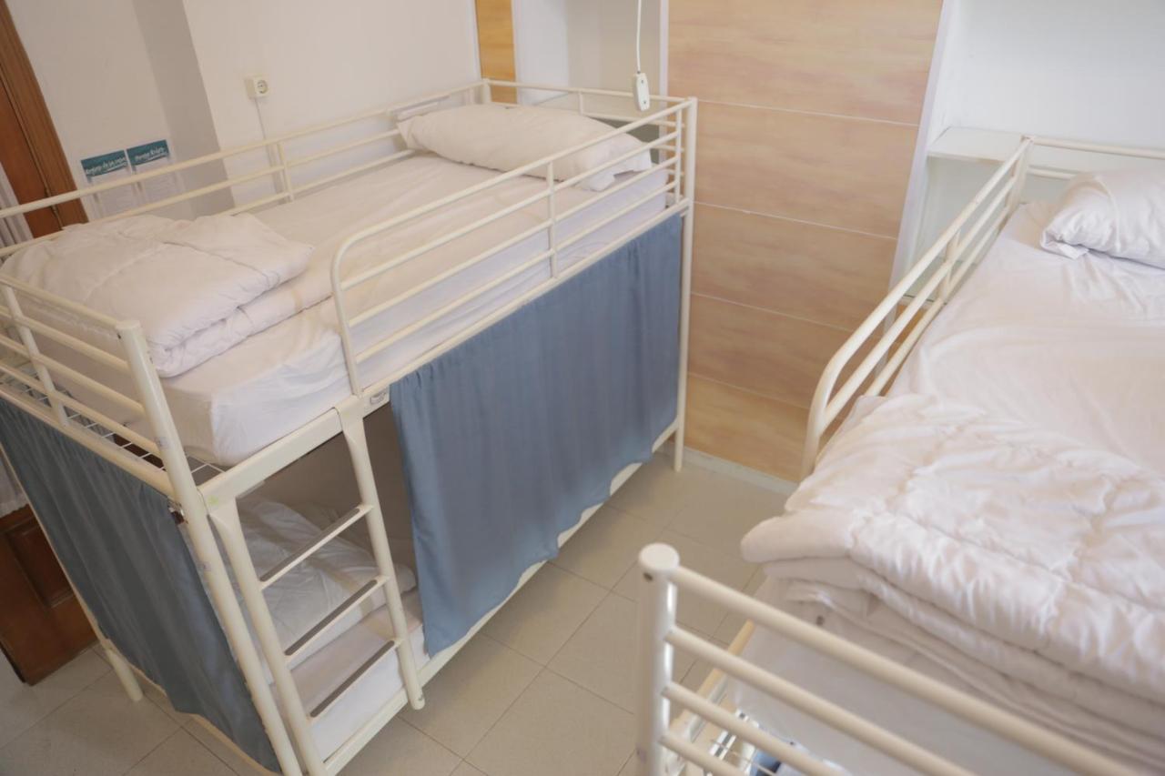 Cama en habitación compartida con 4 camas
