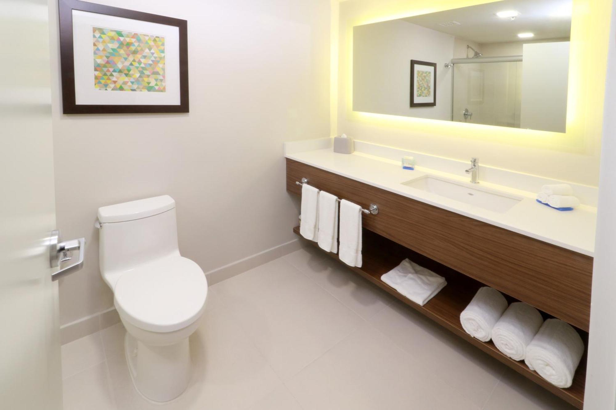 Habitación Estándar con cama extragrande y balcón