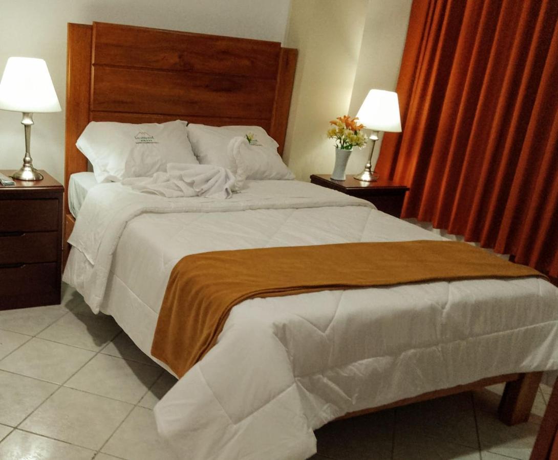 Habitación con cama grande