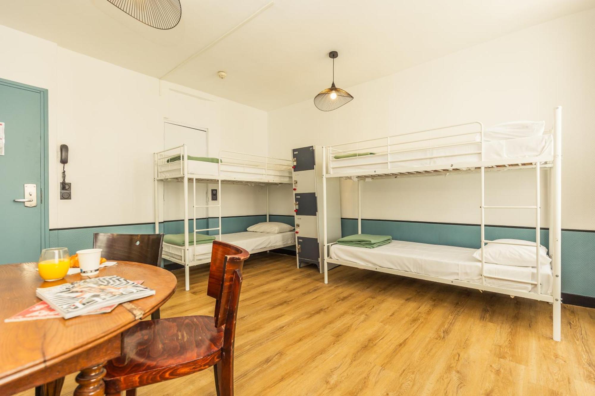 Cama en habitación compartida femenina de 6 camas