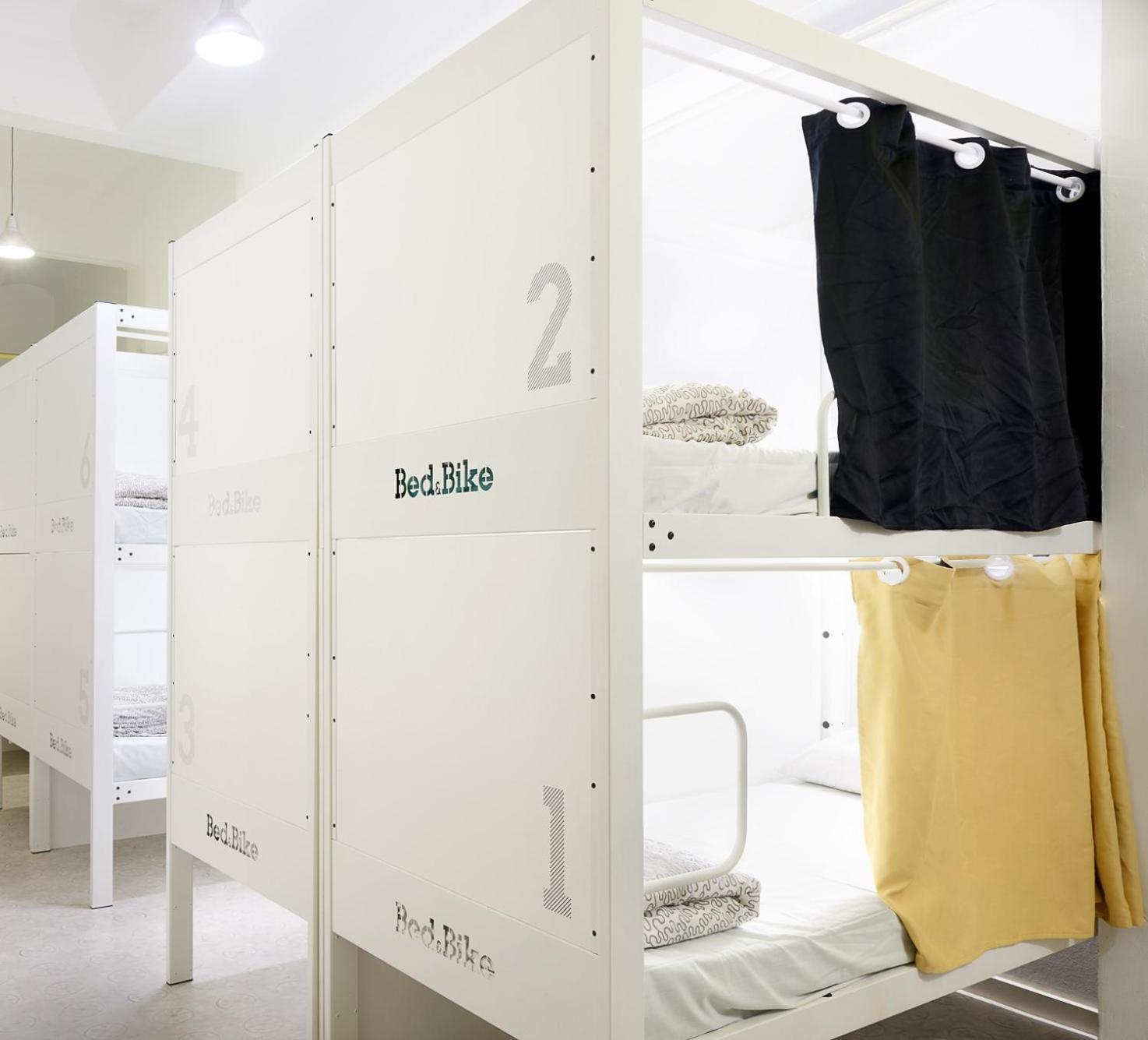 Cama individual en dormitorio compartido mixto de 16 camas
