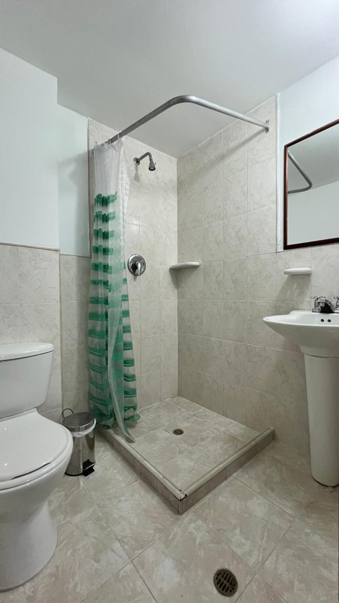 Habitación con cama grande
