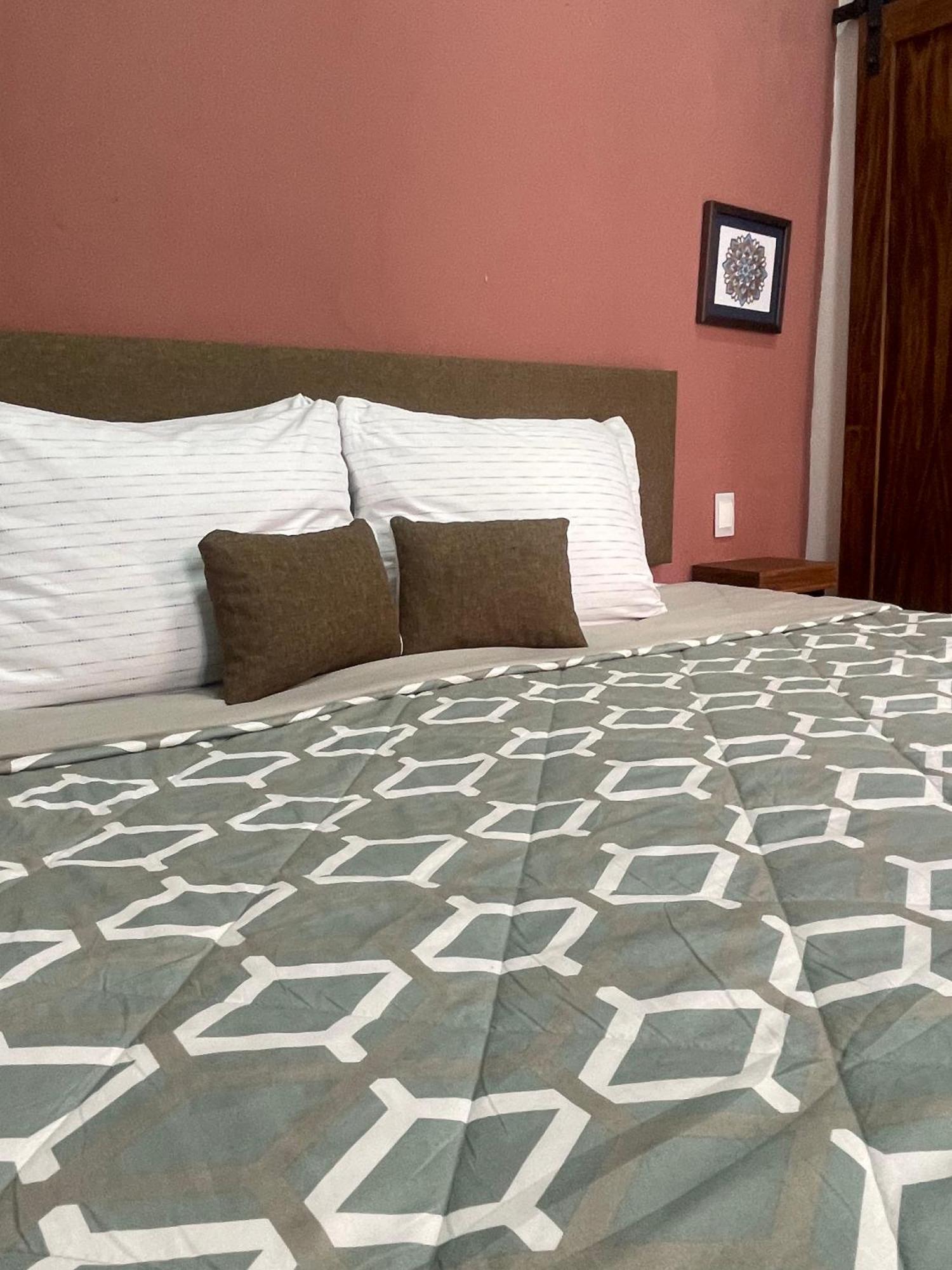 Habitación con cama extragrande.