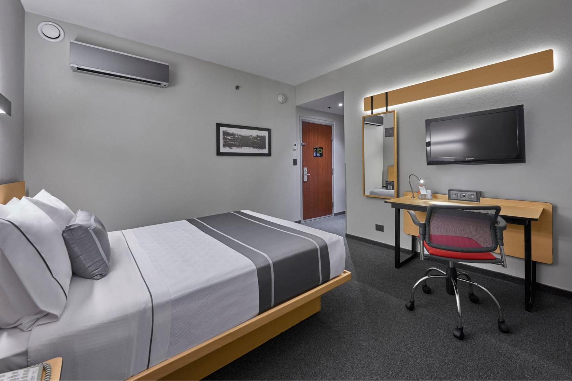 Habitación con cama grande