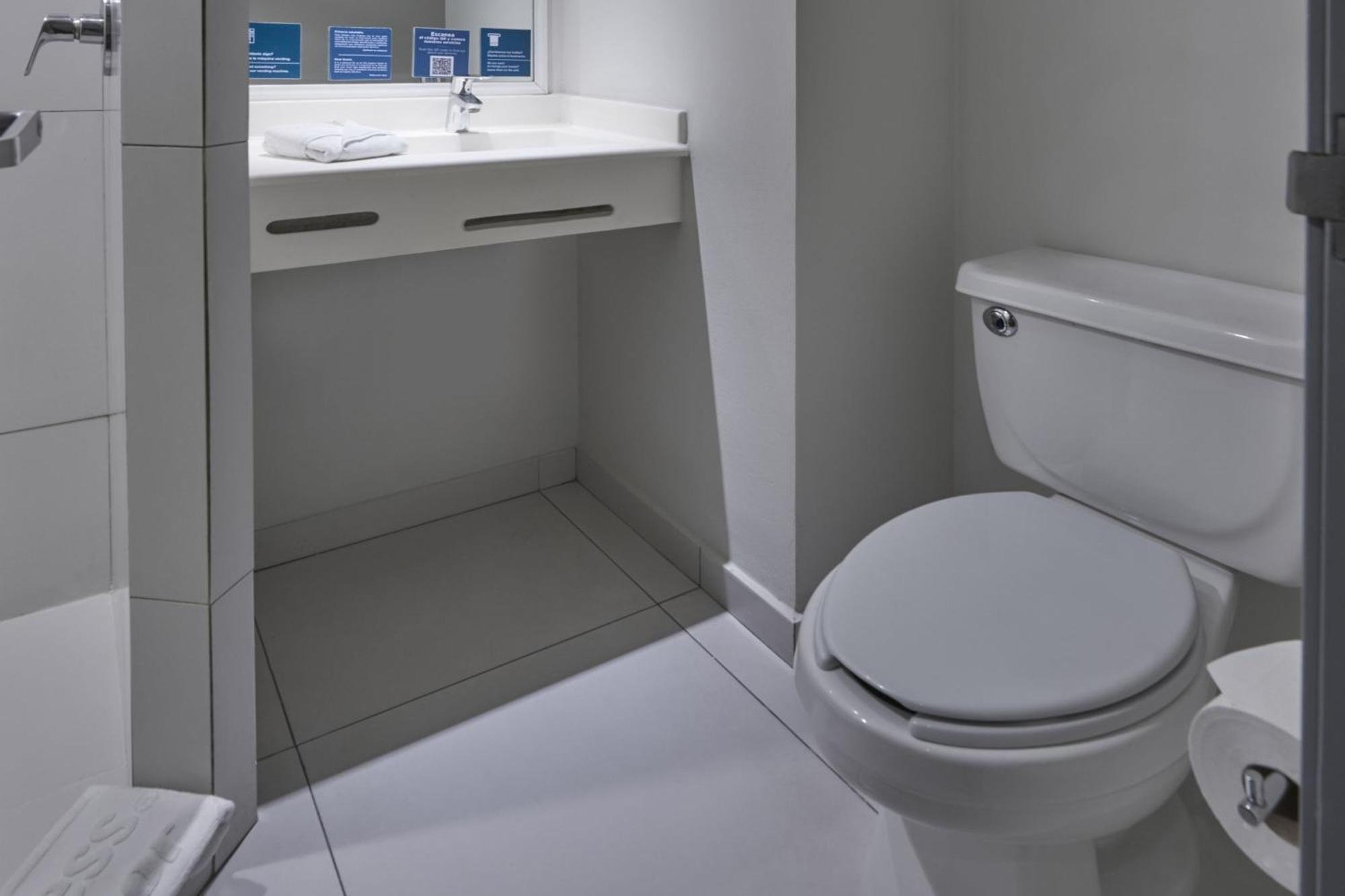 Twin Room,1532119669:JPEG