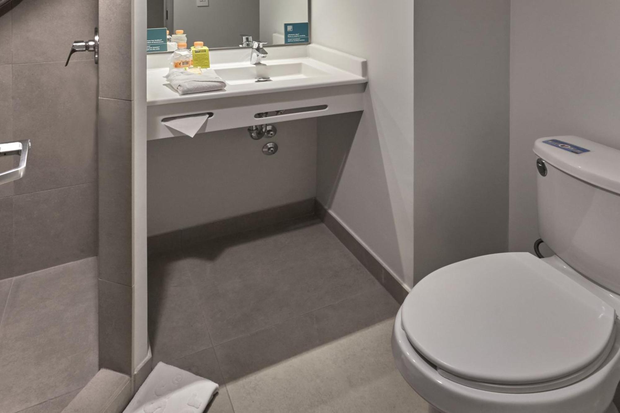 Habitación con cama grande