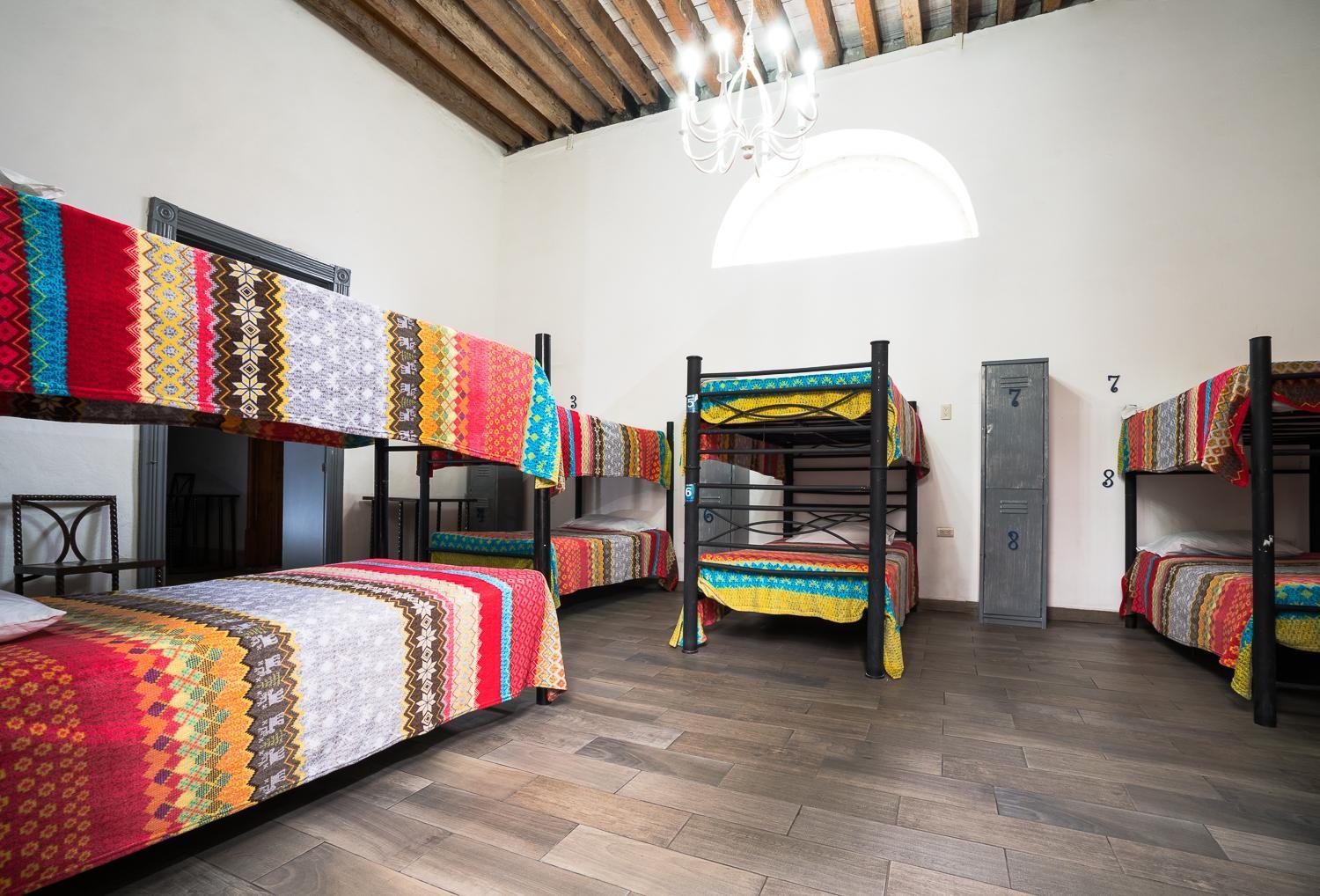 Habitación compartida mixta de 10 camas