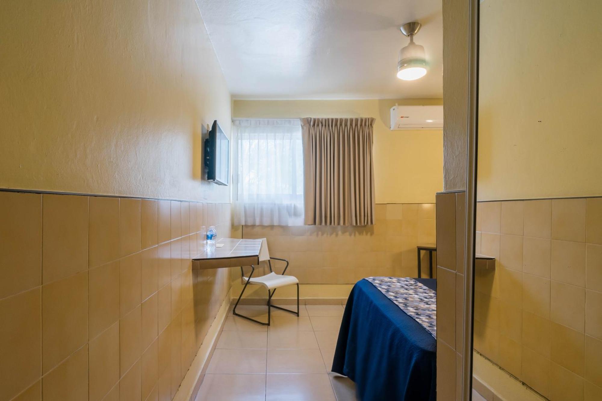 Habitación con cama grande