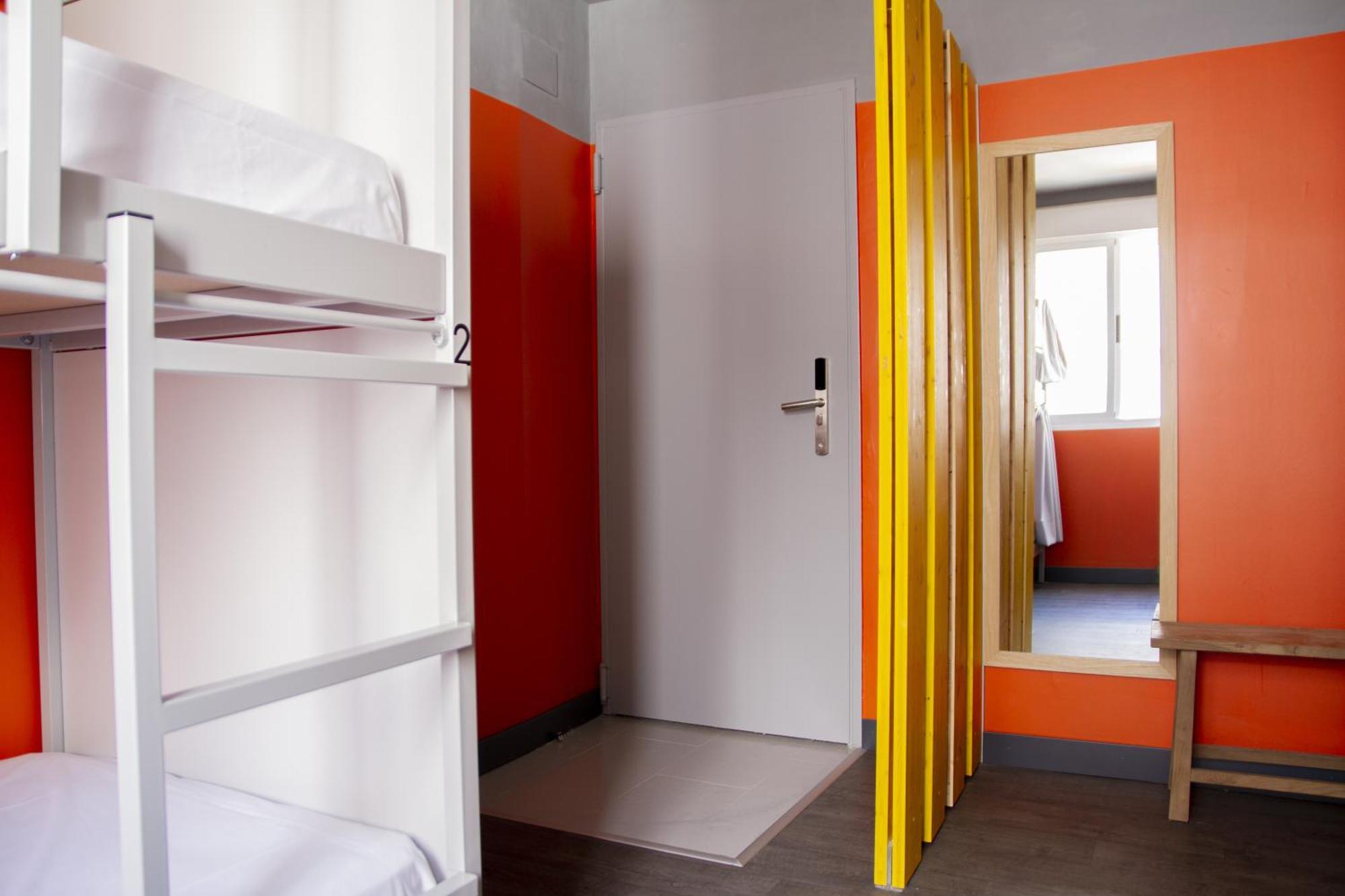 Cama en habitación compartida mixta con 4 camas y baño privado
