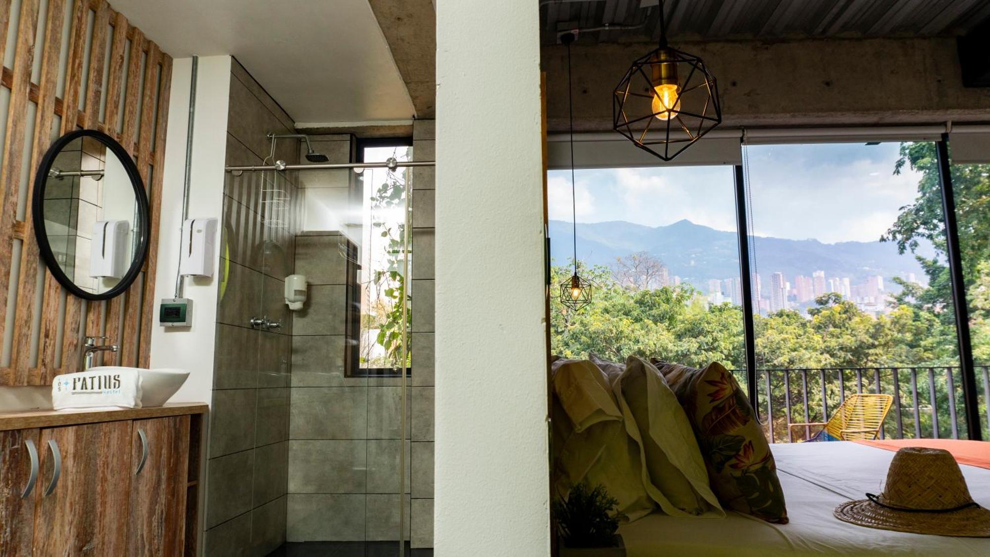Habitación con cama extragrande y balcón