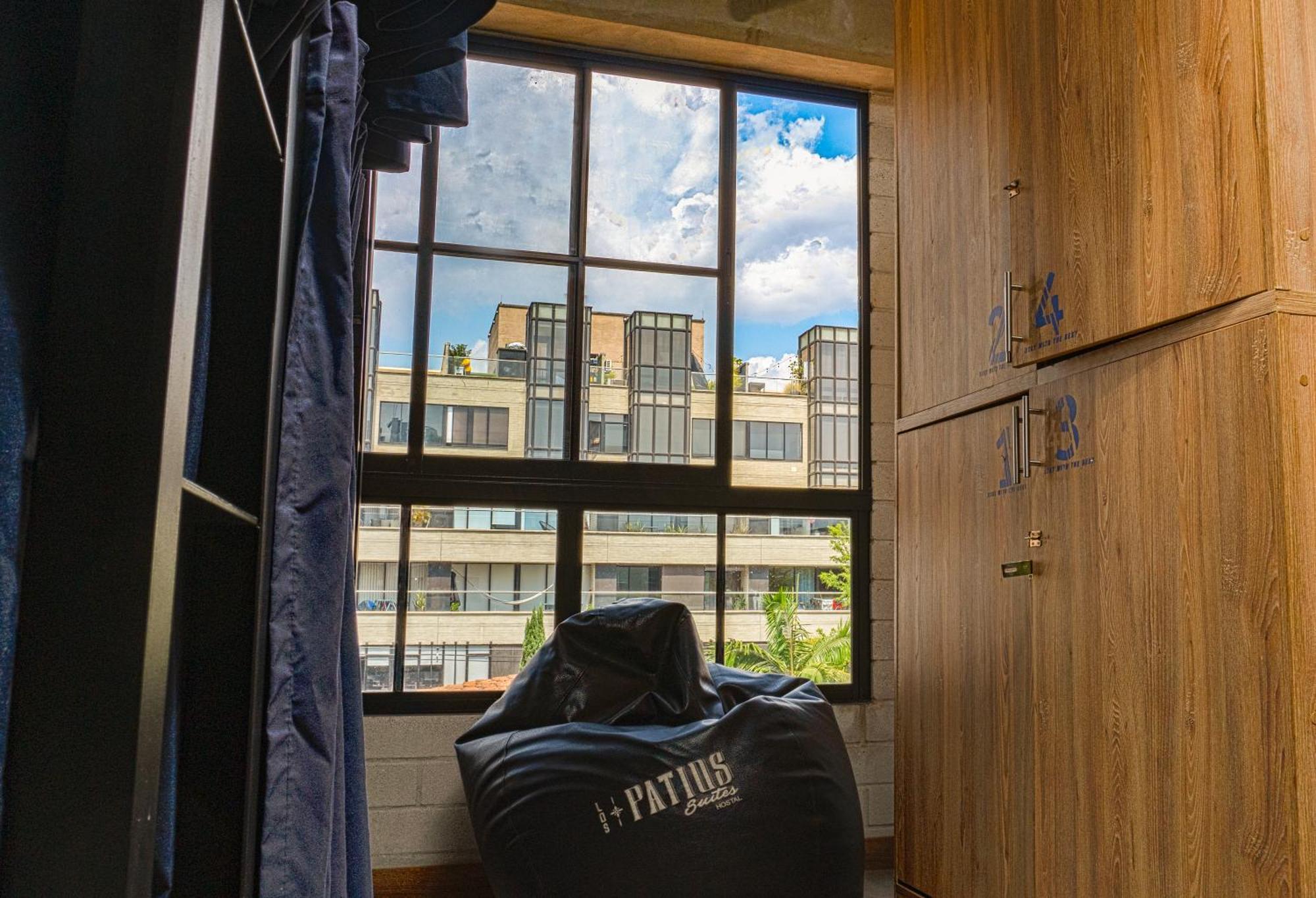 Litera en dormitorio compartido de 6 camas