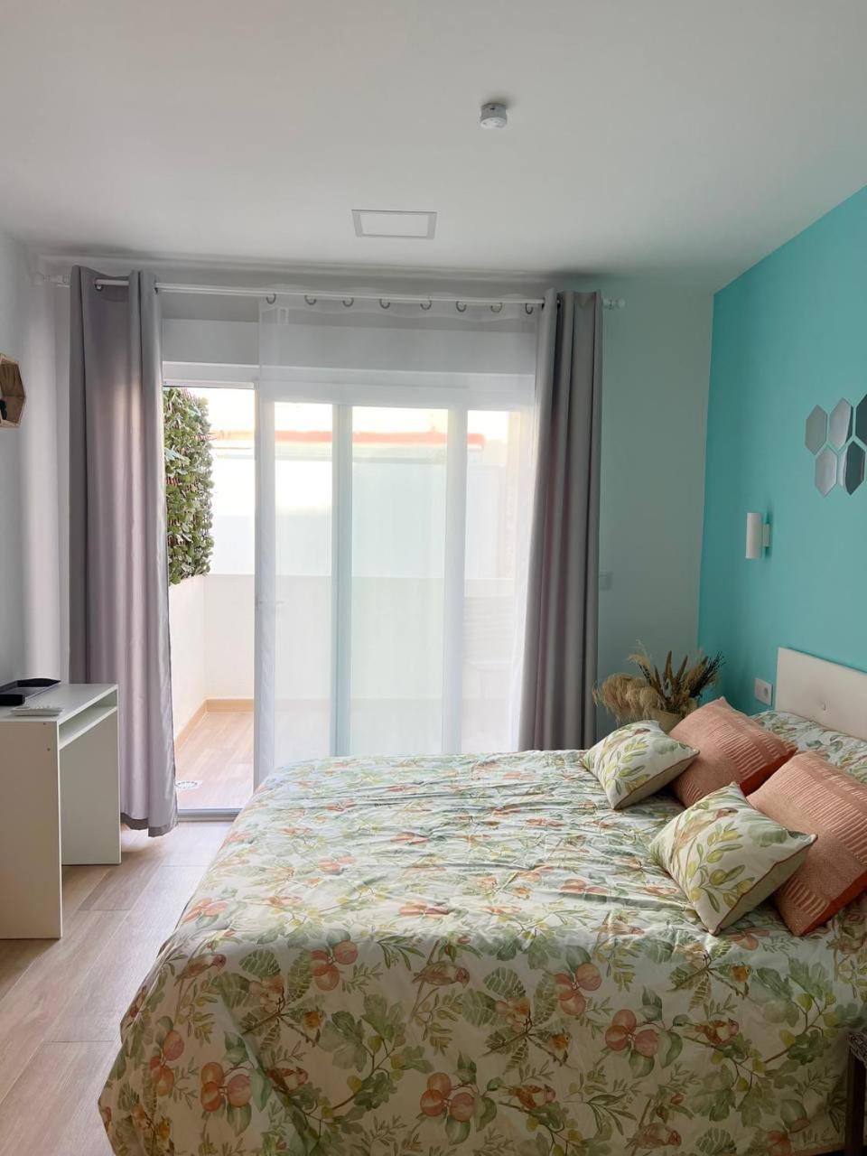 Habitación con cama grande y balcón