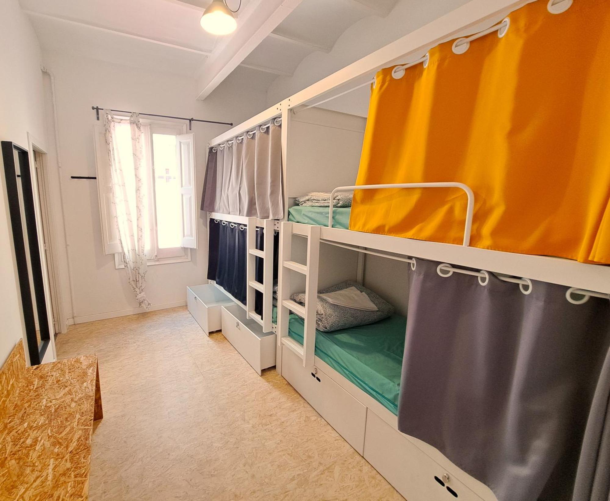 Cama en habitación compartida femenina de 4 camas con baño privado