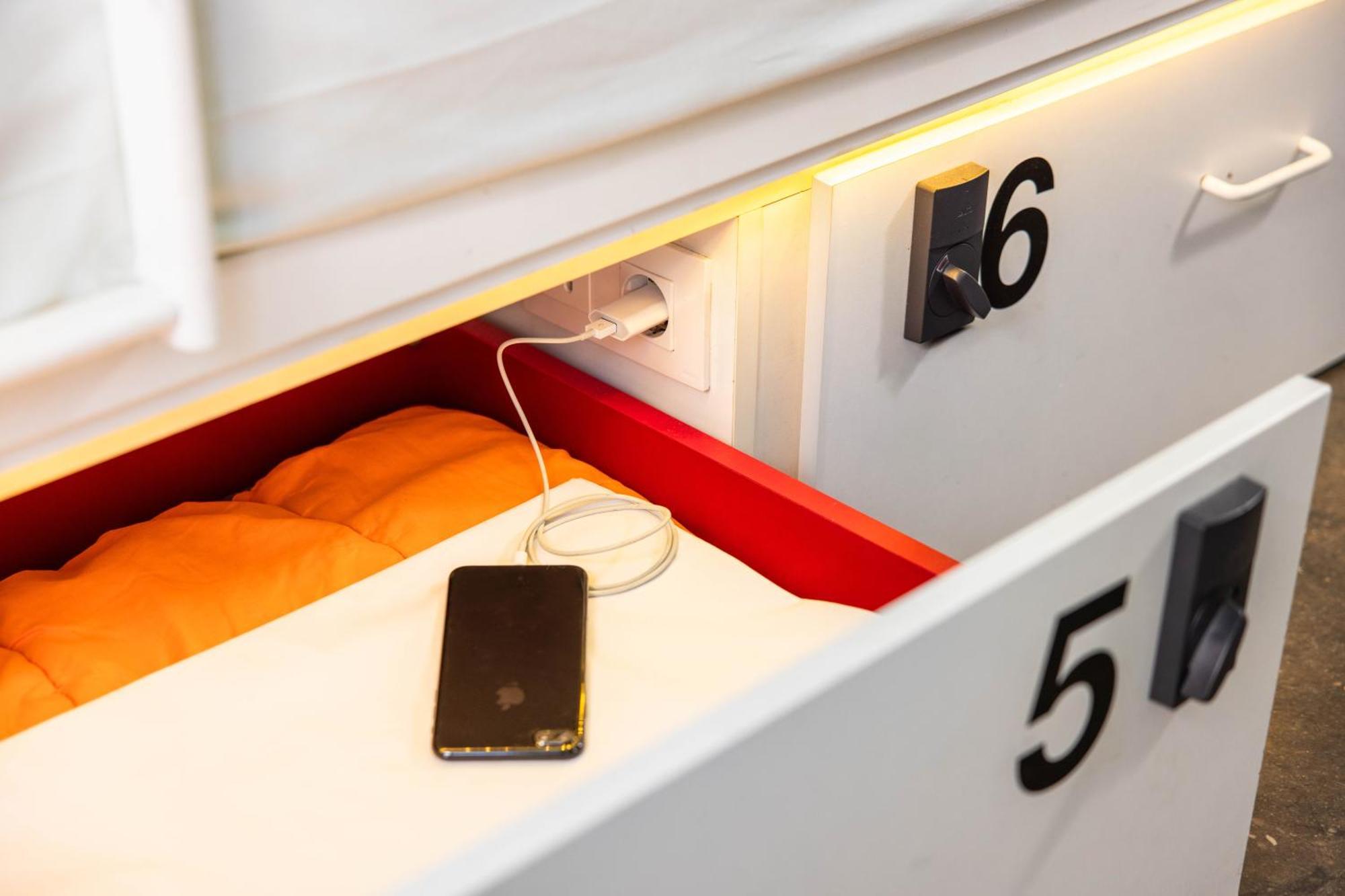 Cama individual en dormitorio compartido de 10 camas