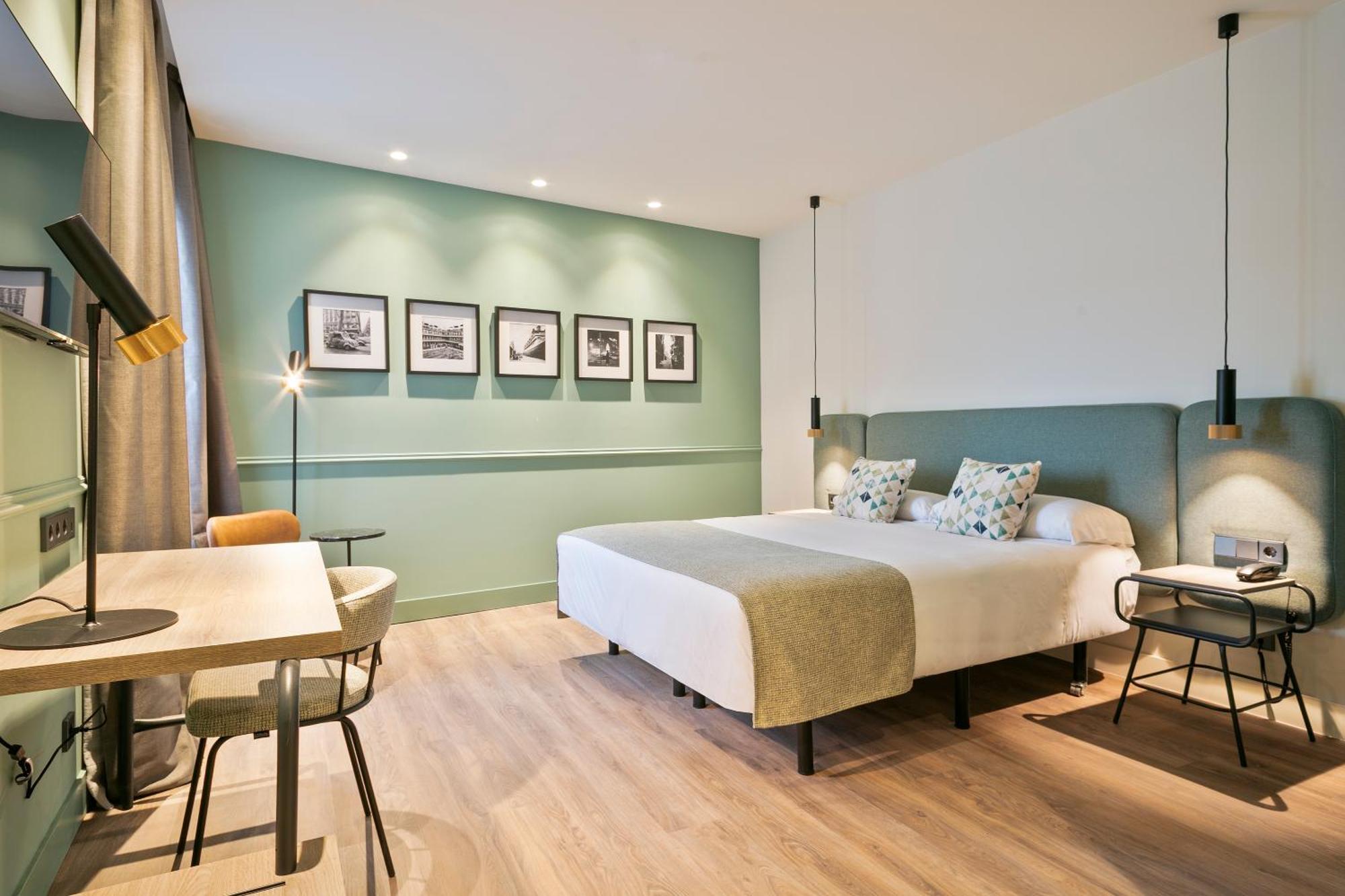 Habitación con cama grande y balcón