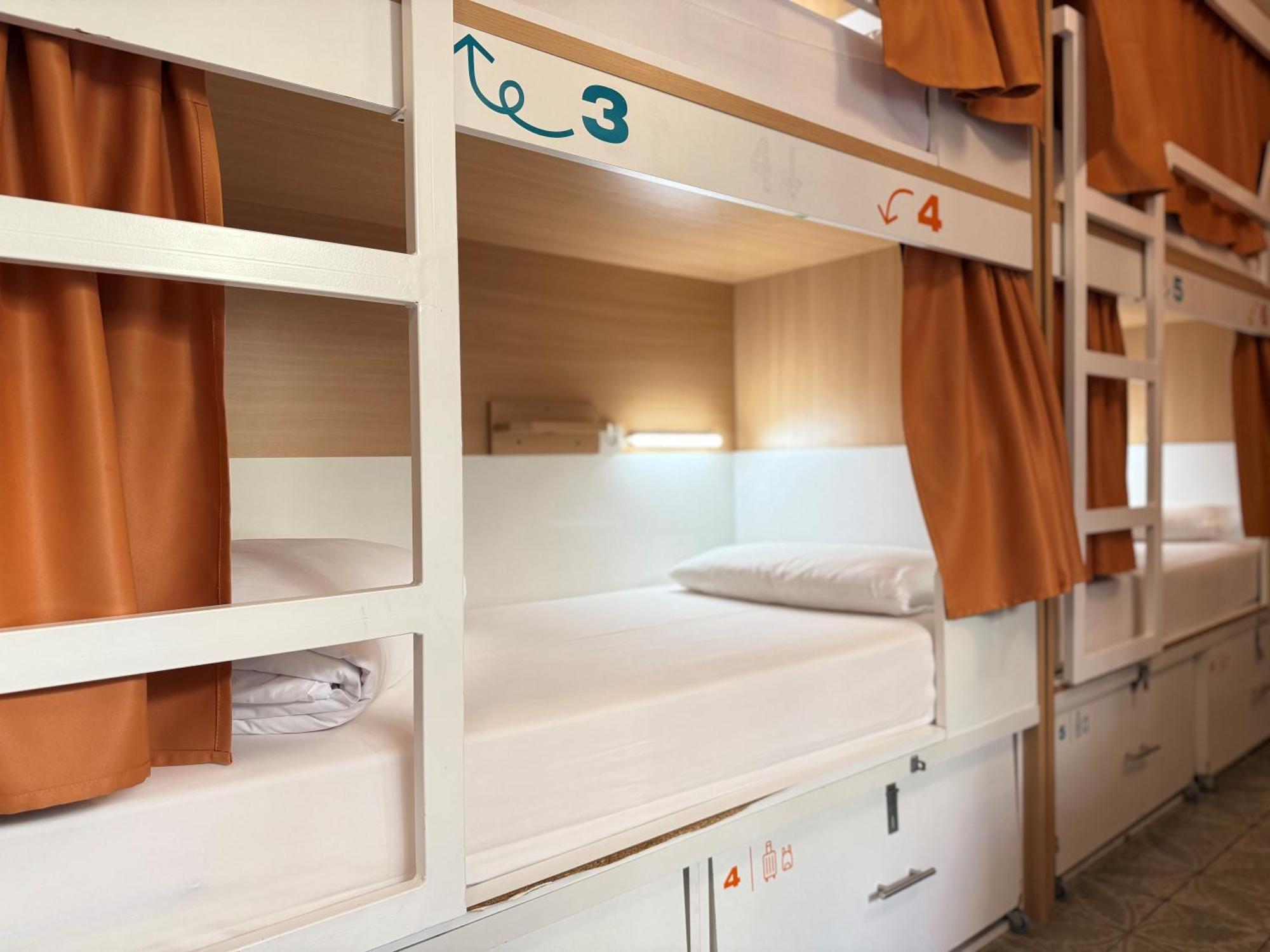 Cama en habitación compartida femenina de 10 camas