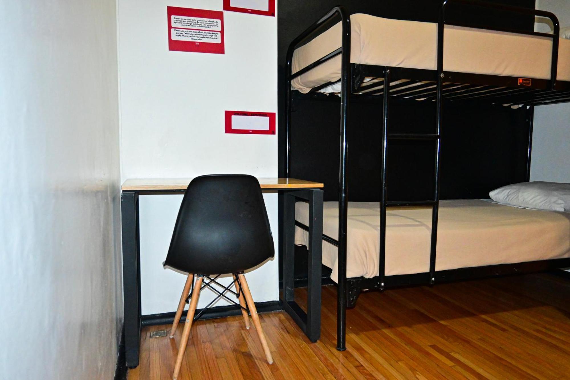Cama en habitación compartida para mujeres con 4 camas y baño compartido