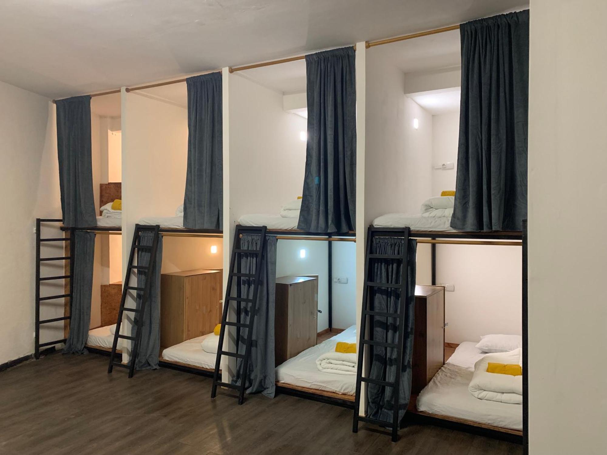 Single Bed 10-Bed Dormitory Room,1632088057:JPEG