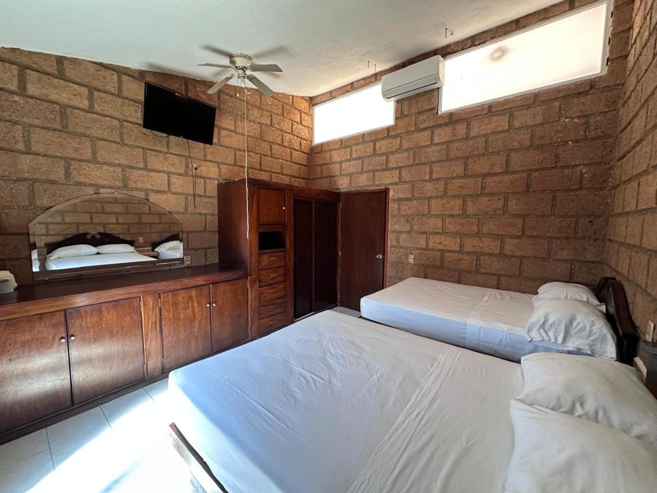 Twin Room,1636376551:JPEG