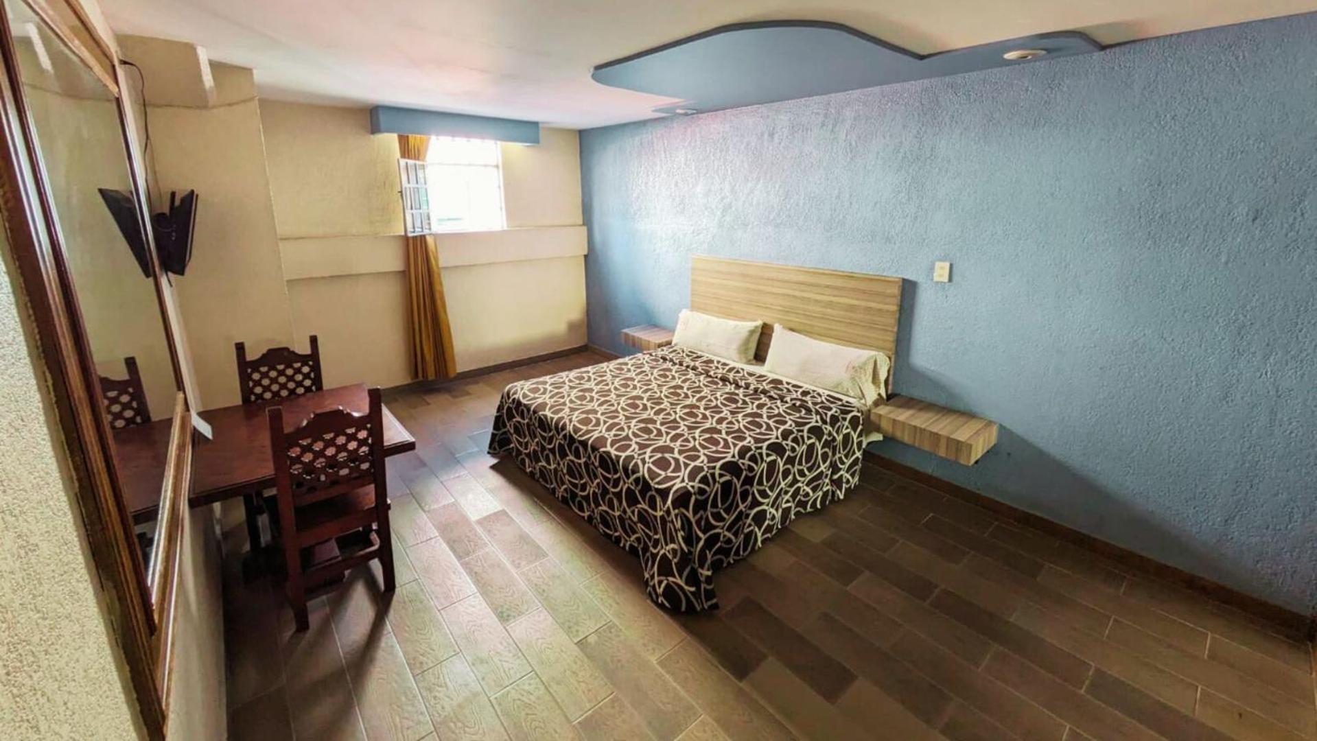 Habitación con cama grande