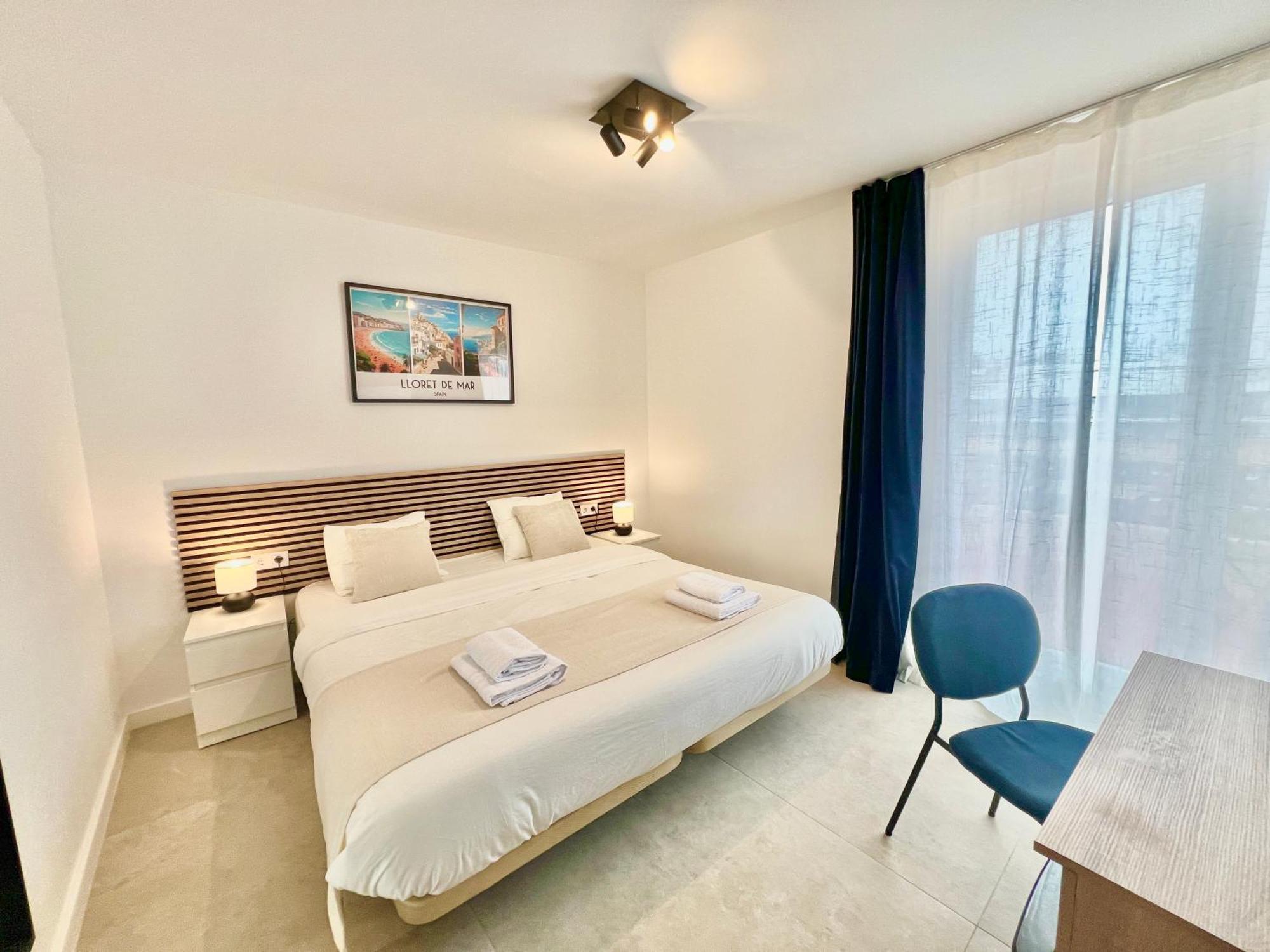 Habitación con cama extragrande y balcón