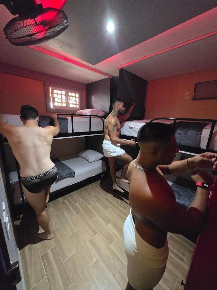 Litera en habitación compartida masculina
