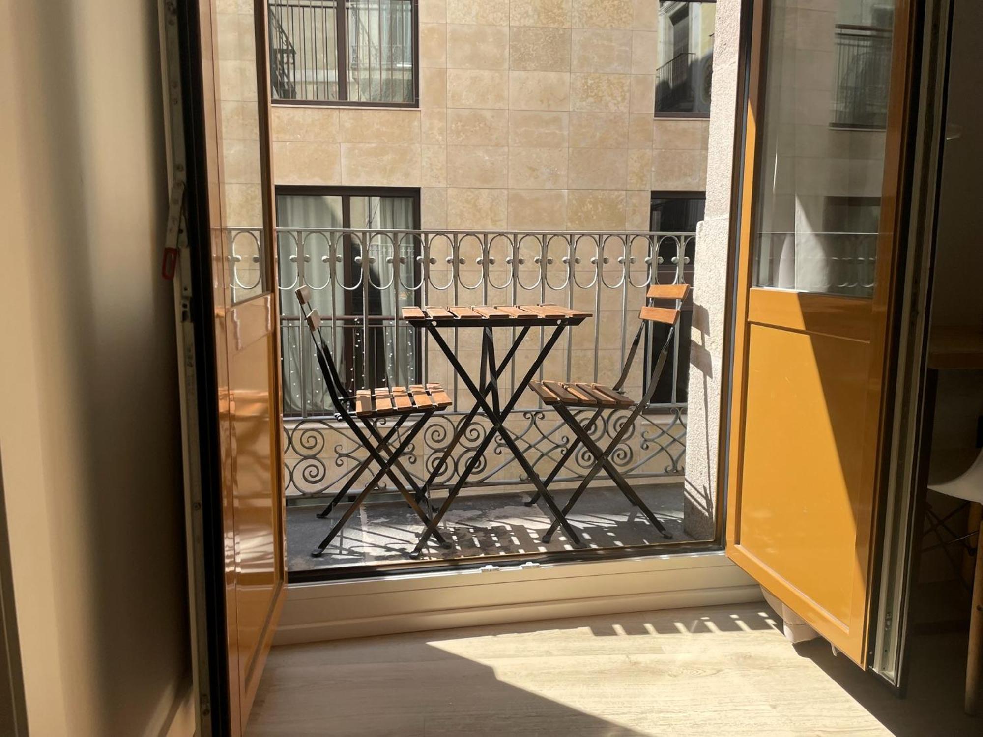 Habitación doble con baño compartido y ducha privada